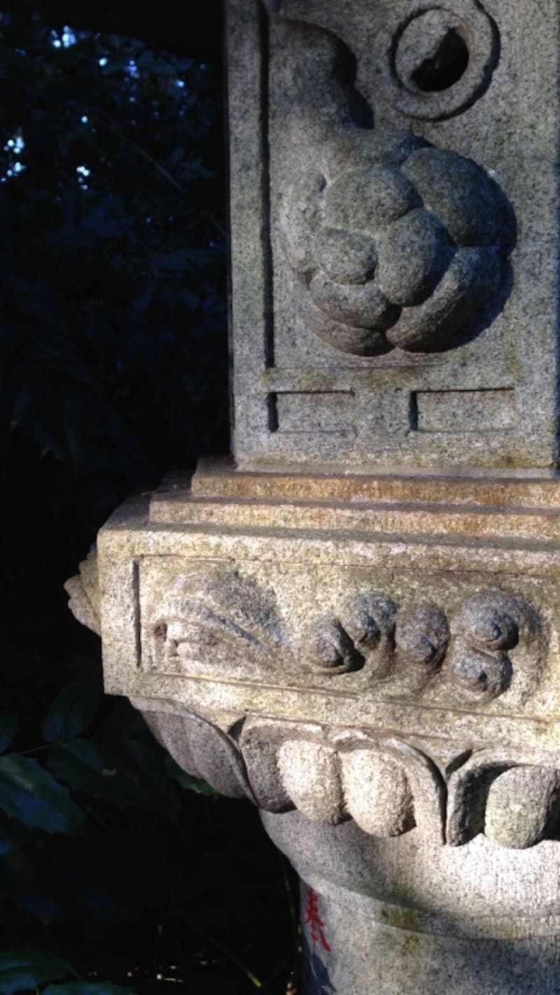 石灯籠に朝日が差したところ