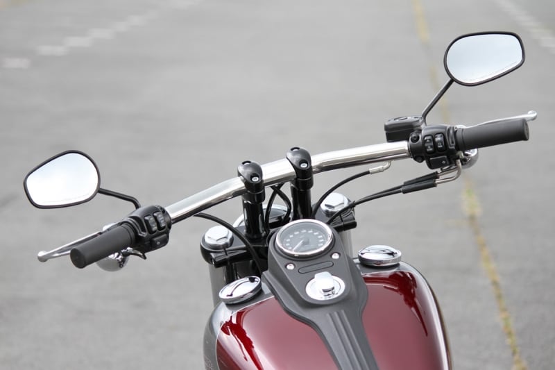 FXDFファットボブからの流用となるドッグボーンライザー&ドラッグバーという攻撃的なハンドル。