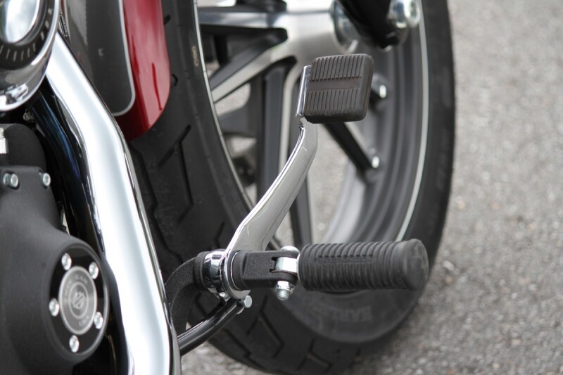 FXDWGワイドグライドと同じフォワードコントロール。