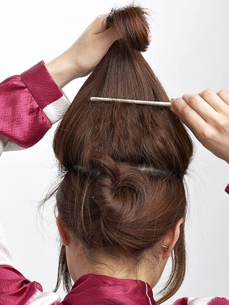 表面以外の内側の毛束を数回に分けて逆毛をたてる