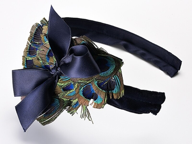 孔雀の羽が華やかさアップ！