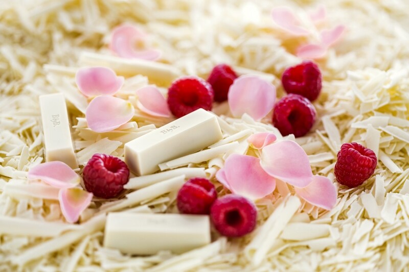 White chocolate / Raspberry / Roses.