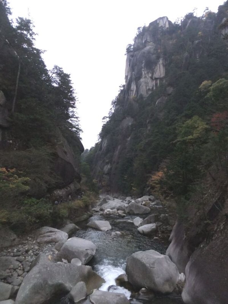 両方から崖が迫り来る昇仙峡