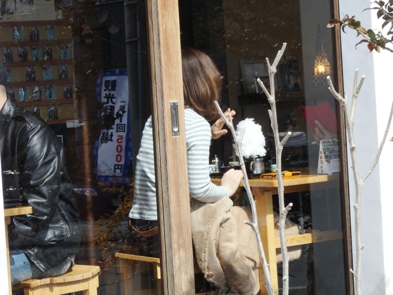 窓越しに店の外からでも確認できるてんこ盛りのかき氷