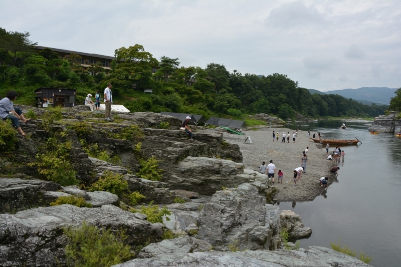荒川沿いの岩畳の秩父赤壁