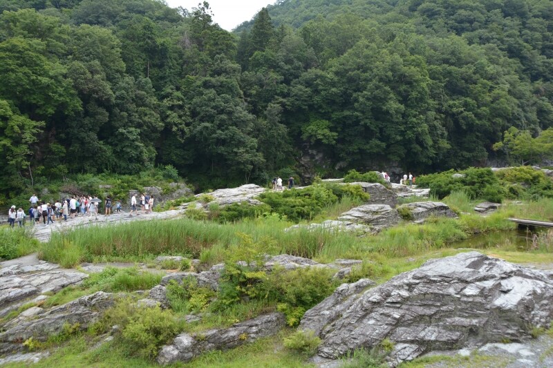 荒川沿いの岩畳の秩父赤壁
