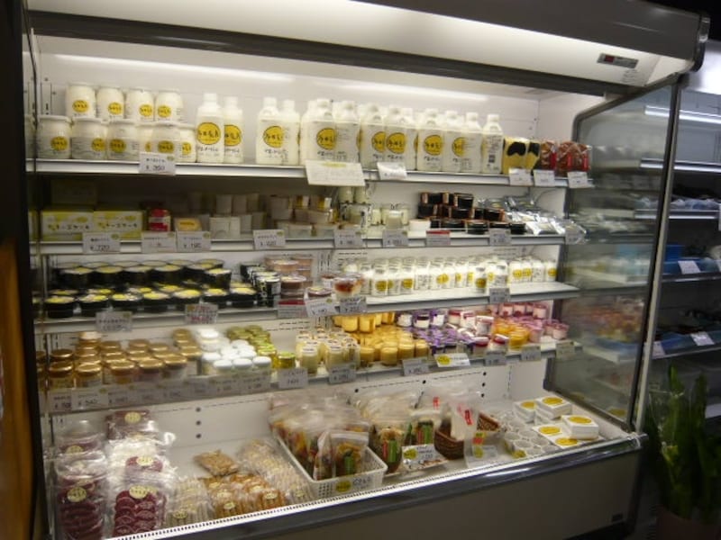 人気の乳製品などが並ぶコーナー