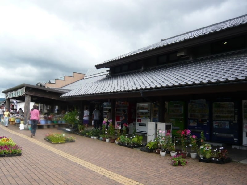 入り口には季節の野菜や花などが並びます