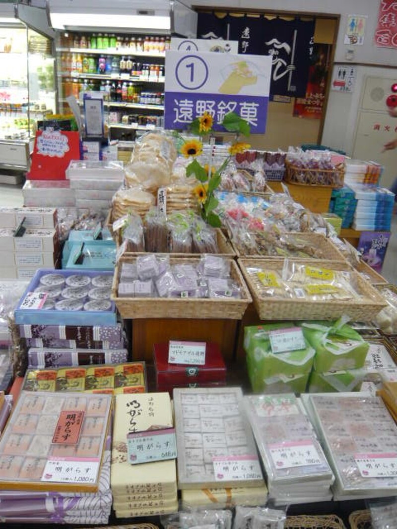 特産品がずらりと並ぶ店内