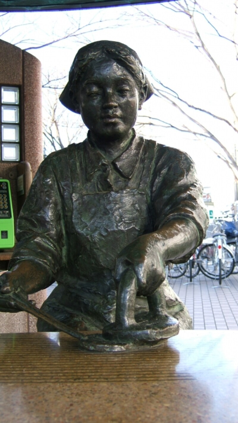 草加駅前ロータリーのおせんさん像