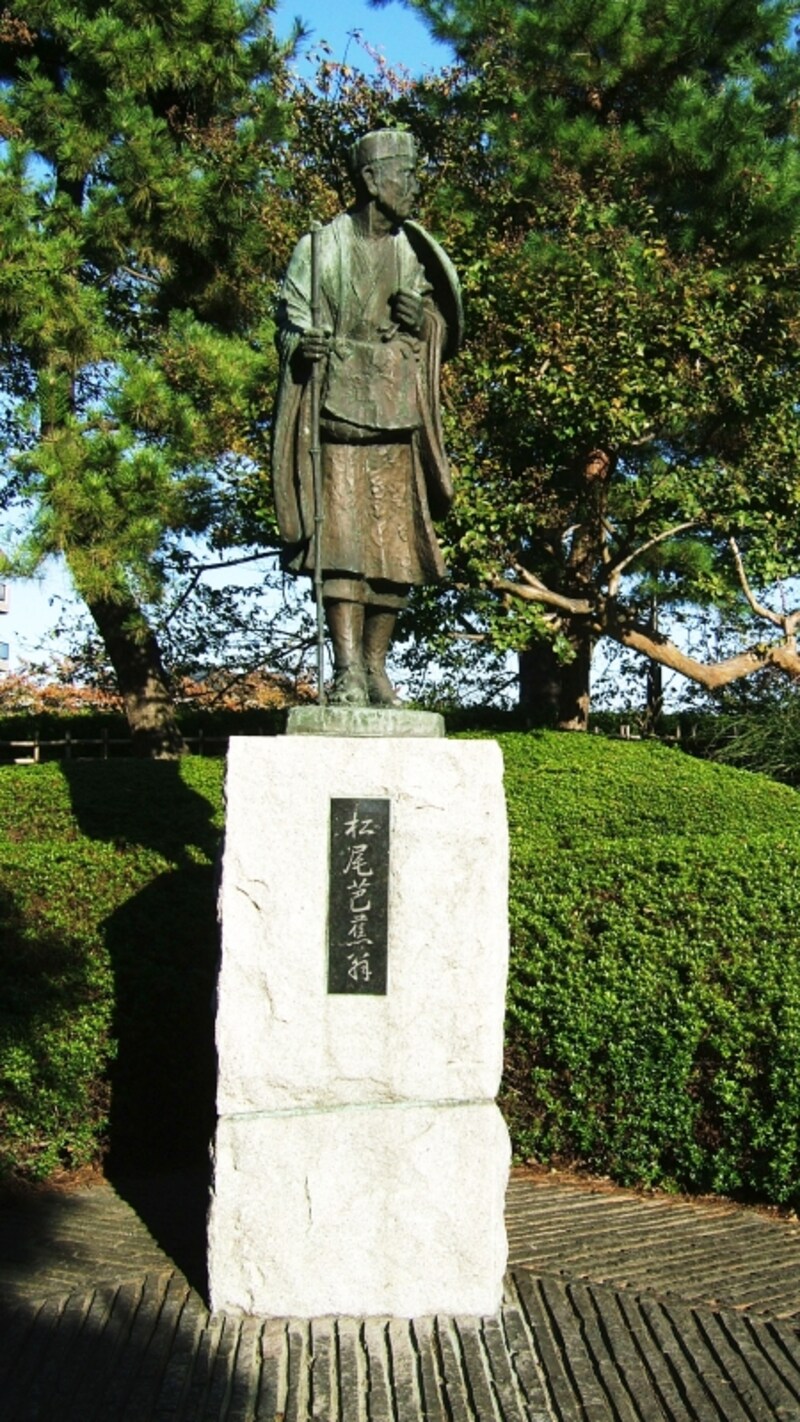 札場河岸公園に立つ松尾芭蕉像