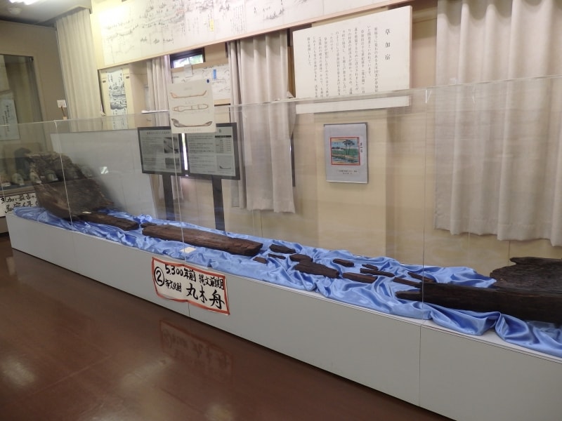 歴史民俗資料館で展示される丸木船