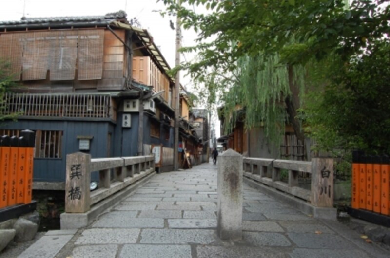 白川の流れに架かる「巽橋」