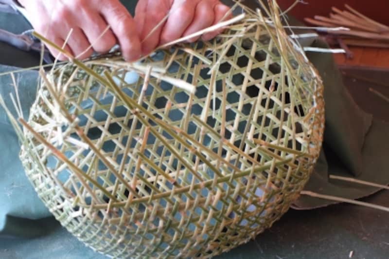 話をする間も手を休めず。