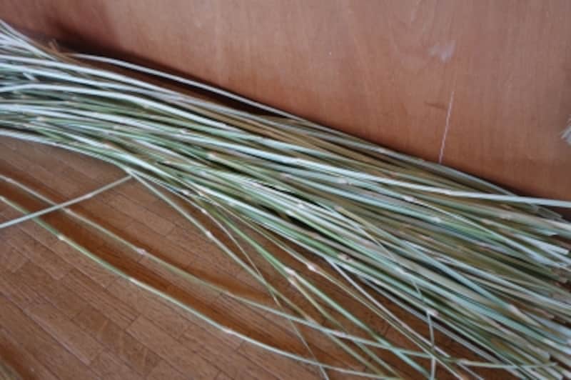 竹を細く割って編める状態に細工したもの。