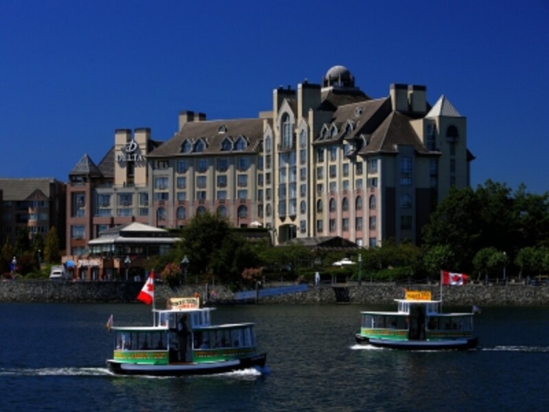 ホテルのすぐ前からは写真内の小さな船に乗って、町の中心へもアクセス可能 (C) Delta Hotels and Resorts