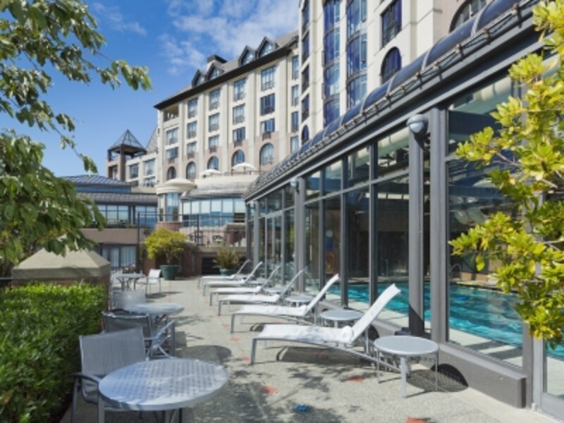 インナーハーバーに面したサンテラスは、このホテルのウリのひとつ (C) Delta Hotels and Resorts