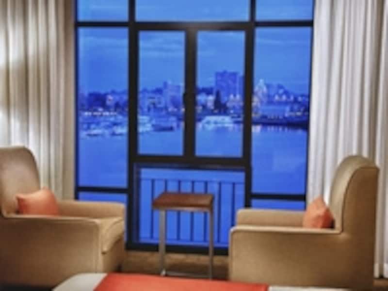 デラックスの部屋からは美しいビクトリアの夜景も一望 (C) Delta Hotels and Resorts