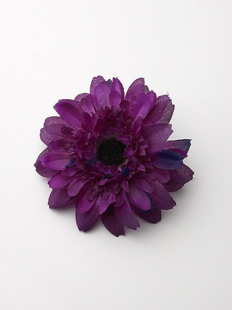 シックな色合いのコサージュ