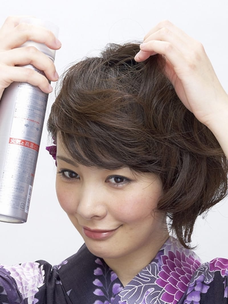 トップの立ち上がりは、根元を持ちあげながら根元部分にスプレーを