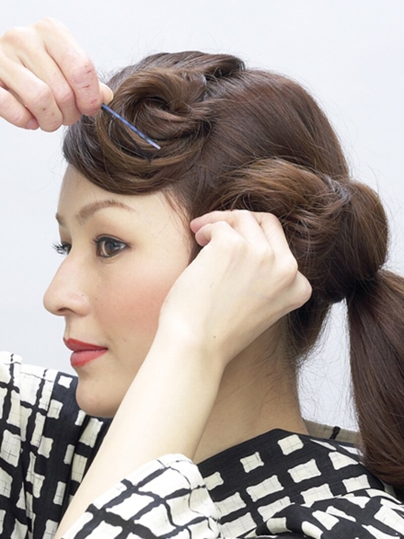 耳上にかぶせるようにカールをつくる