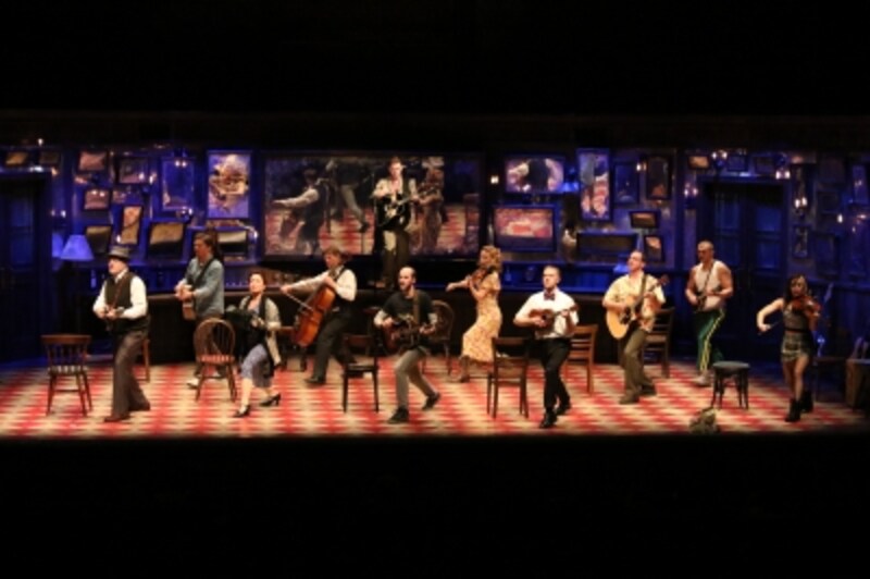 『Once』来日公演、1幕最後の名曲「Gold」のシーン。写真提供：キョードー東京