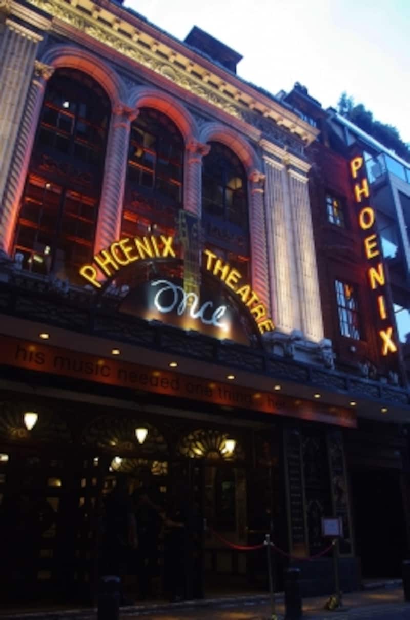 ロンドンでOnceを上演中のフェニックス・シアター(C) Marino Matsushima