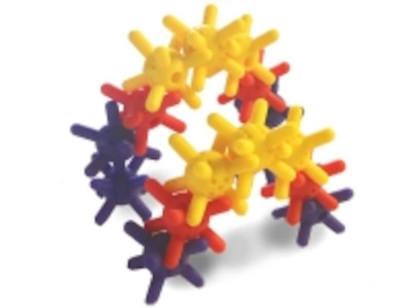 投げたり重ねたりつなげたりできる「つのつのサイコロ」