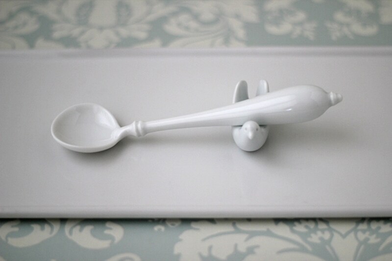 ホテルスタイルの小物選び・１／白磁のスプーン