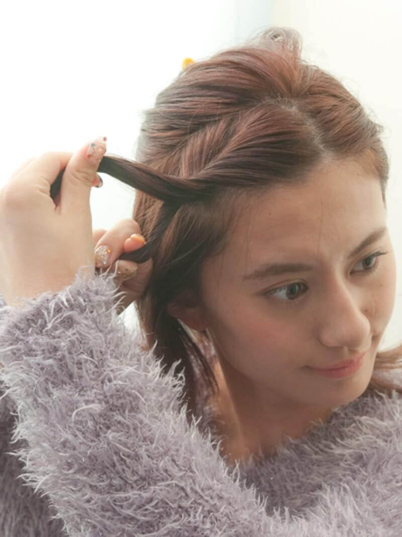 頭皮から離してねじると顔周りの生え際の髪がもたつき、ルーズな印象になる