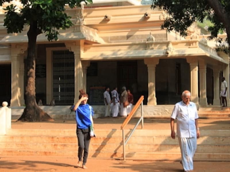 地元の人や多くの外国人が訪れ、シュリー・ラマナマハルシの叡智に触れようとします