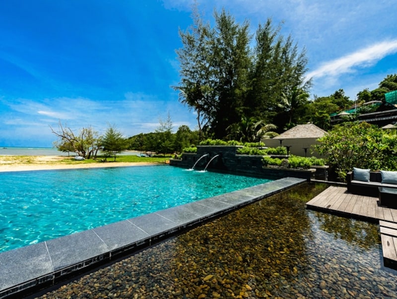 プライベートビーチの手前にはスタイリッシュなデザインのインフィニティプールが