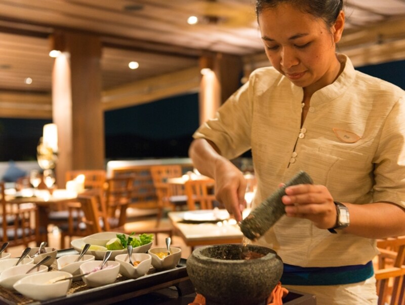 タイのサラダ作りはスパイスをすり潰すところからスタート