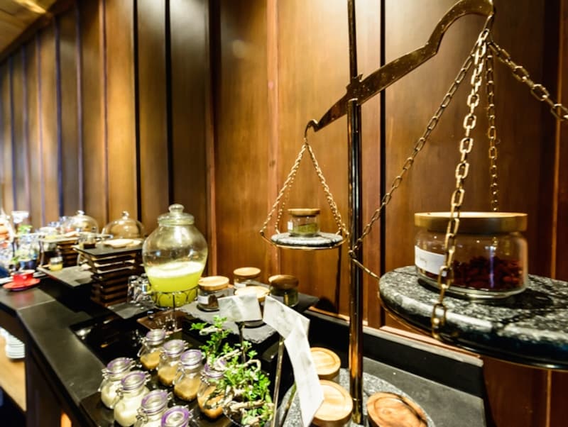 ビュッフェラインの一角、アンティーク風の天秤にも瓶