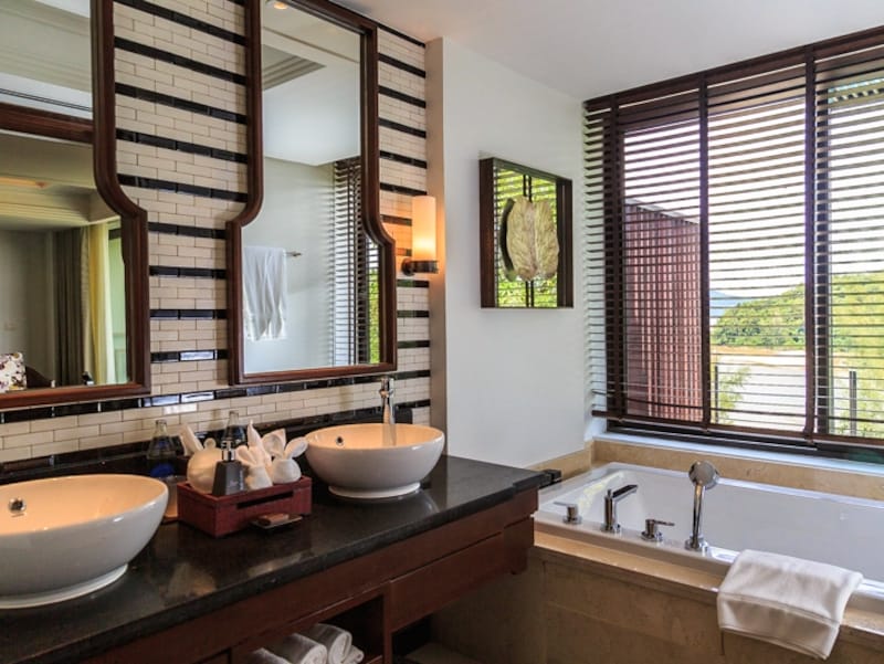 ビルディングタイプのバスルームは窓からの眺めが良い