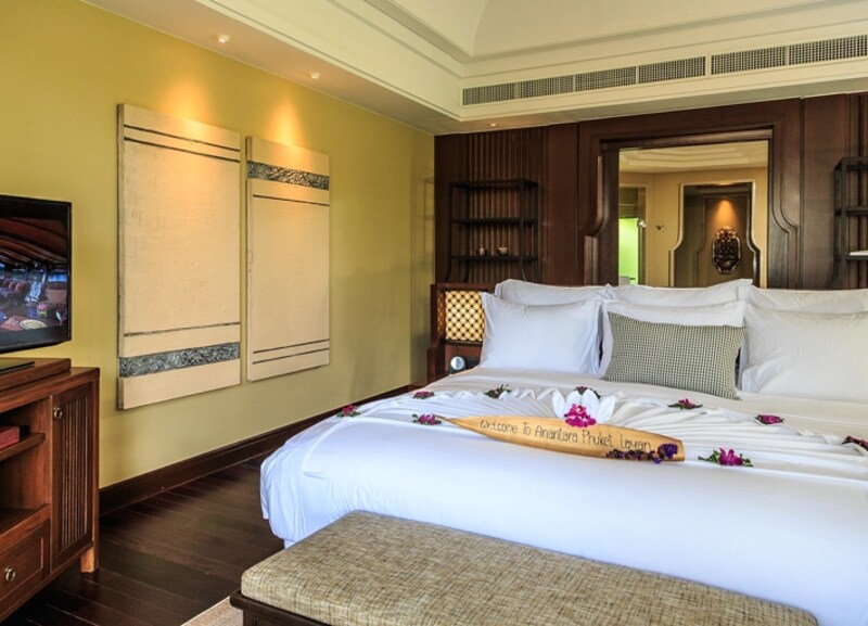 ヴィラの寝室はプールに向かってベッドを配置。 バスルームも広い