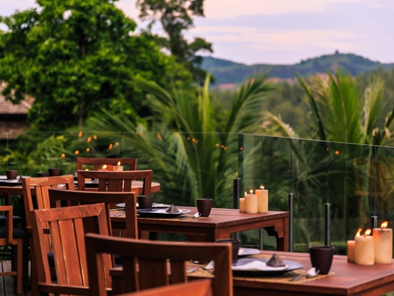 テラス席からはトロピカルガーデンと海を一望!