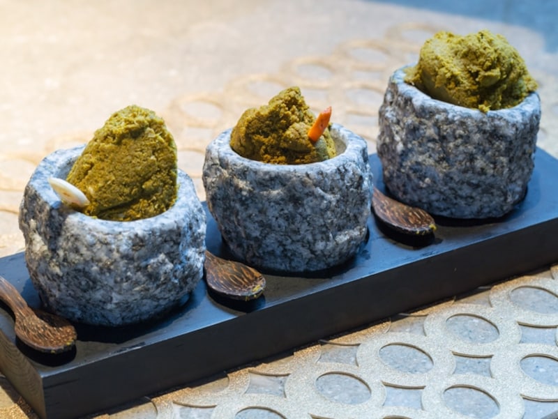 グリーンカレーペースト3種から好みの一品を見つけます