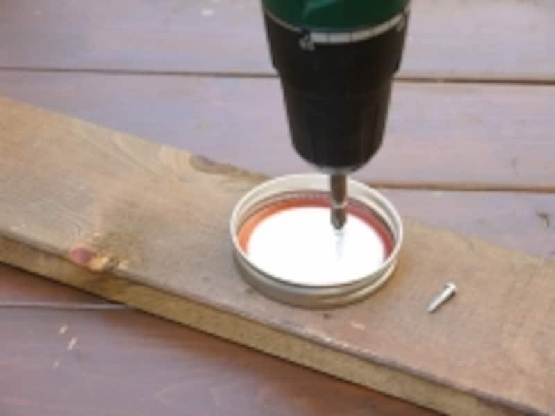 出来るだけ端にネジをとめます