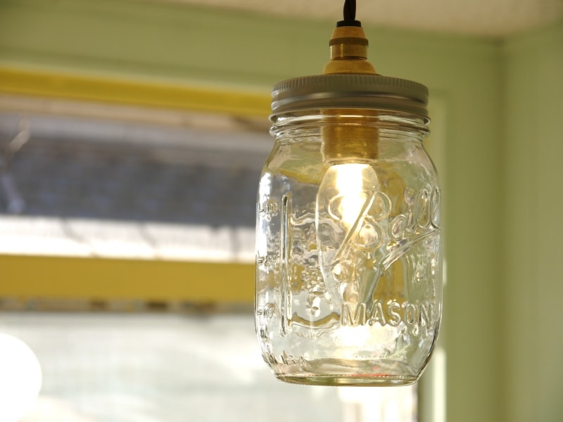 瓶らしさの残る吊り下げライトに