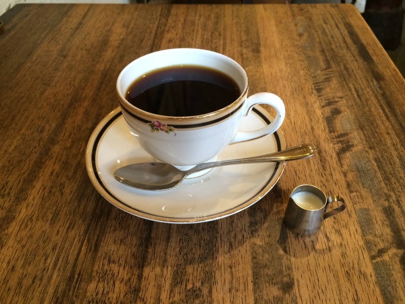 ウェッジウッドのカップでいただくスペシャルティコーヒー。