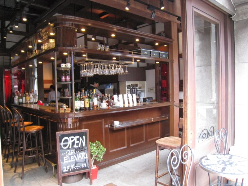 一階入り口すぐのカウンター席。