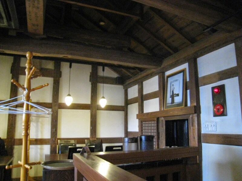 階段を上がって２階へ。