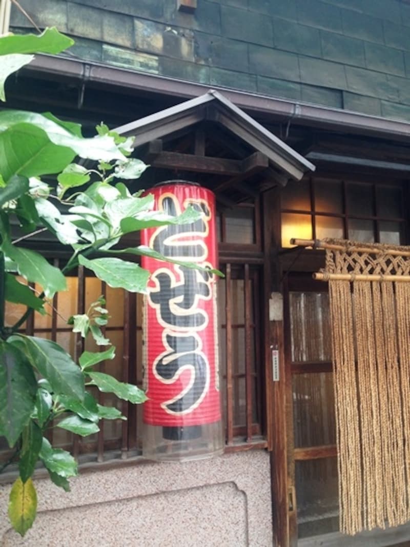 店前は印象的な「どぜう」の赤ちょうちん