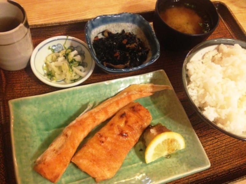 「鮭ハラス」の定食