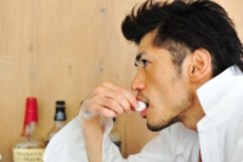 つまむ男性