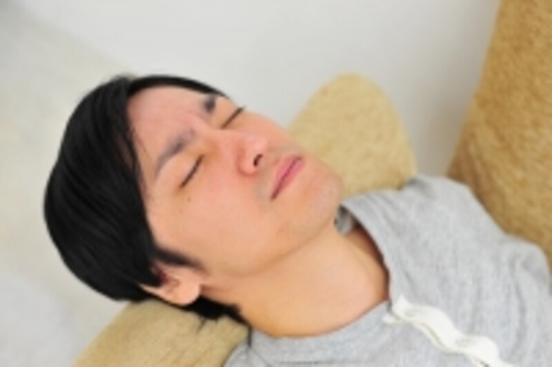 落ち込む男性