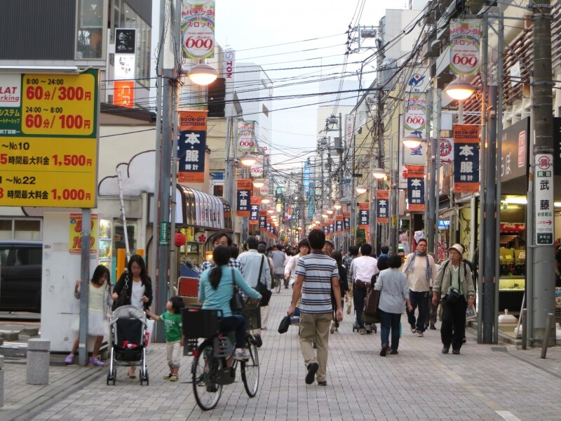 賑わう商店街