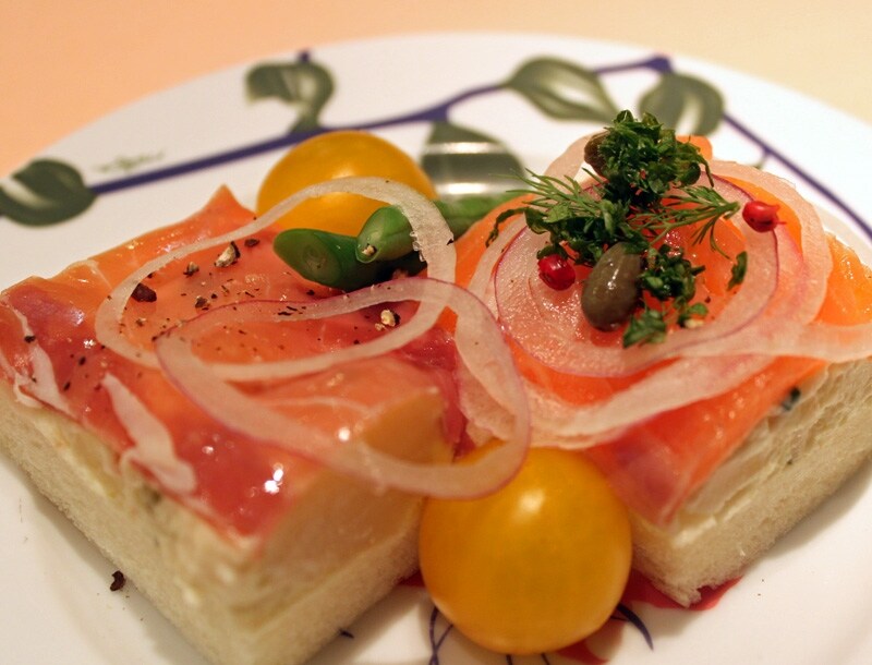 口の中ですぐとけるようなやわらかさのスモークサーモン