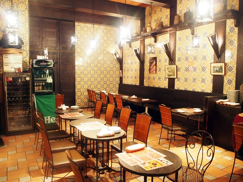 高い天井とタイル張りの店内